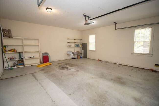 Building Photo - 2220 Montclair Dr