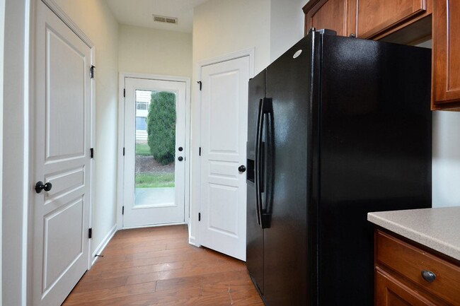 Building Photo - Townhome in Quiet Neighborhood