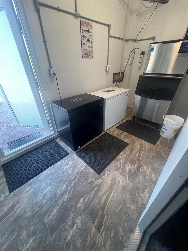 Building Photo - 7760 Aviation Blvd