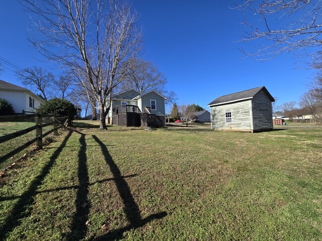 Building Photo - 64 Burton St