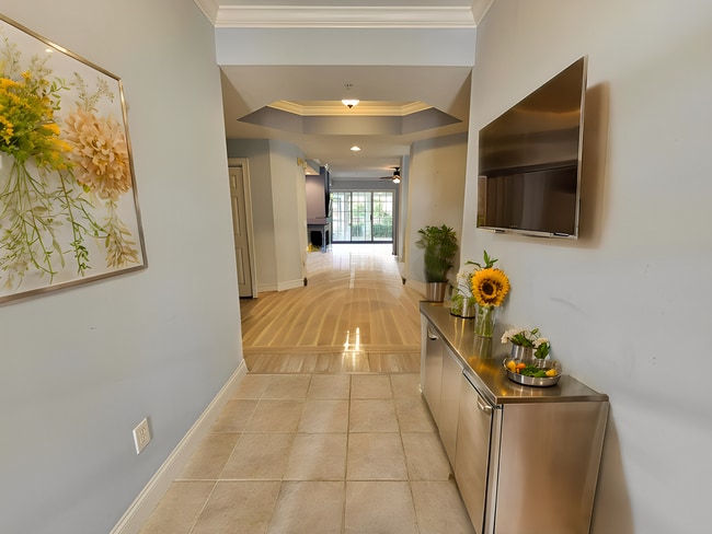 Building Photo - Spacious 3BR/3BA Ground-Floor Condo with W...