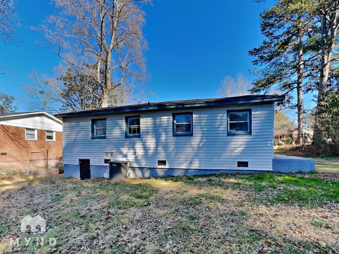 Building Photo - 303 Alda Dr