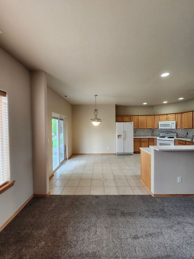 Building Photo - Stunning Home close to biking and walking paths!