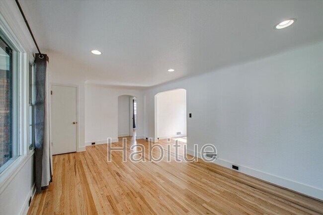 Building Photo - 414 S Pond St
