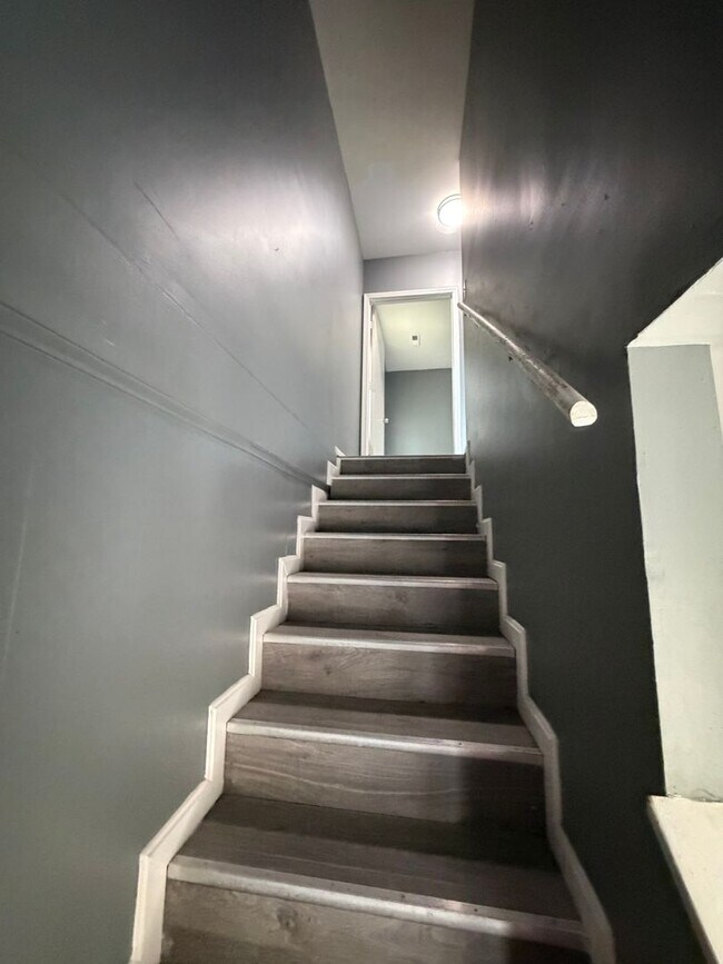 Building Photo - Large 5BR/2Ba House- Close to U of L Leasing Special- sign lease by 6/15/2026 and second month is...