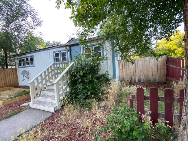 Primary Photo - Three Bedroom, One Bathroom House with Fen...