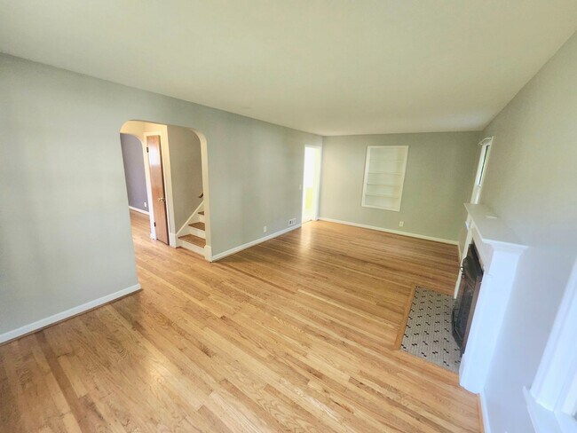 Building Photo - Spacious 4bd apt | Laundry hooks ups | Off street parking