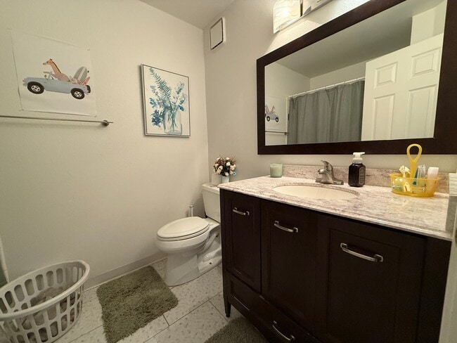 Building Photo - Chic & Spacious East Boulder Condo Just St...