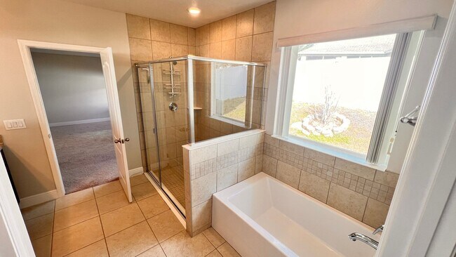 Building Photo - Immaculate 4 BR / 3 BA - With an OFFICE!