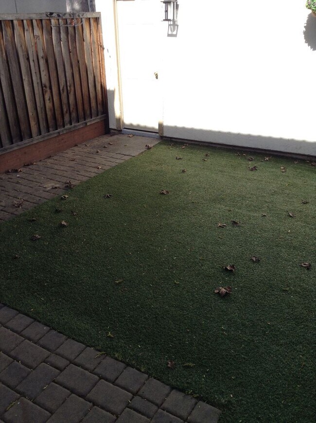 Building Photo - Stunning Townhouse on Mission Boulevard of Fremont