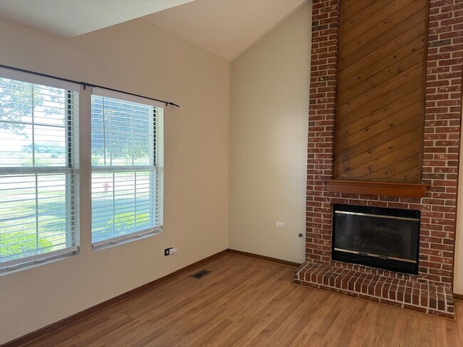 Building Photo - 101 S Oakhurst Dr