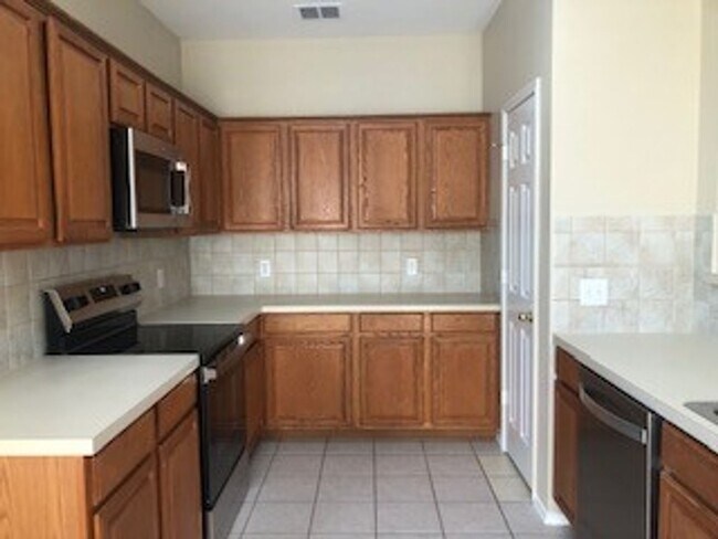 Building Photo - Charming 3-Bedroom Home with Open Floor Plan & Great Community Amenities!