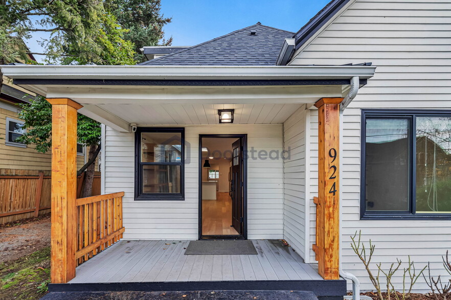 Building Photo - 924 24th Ave S