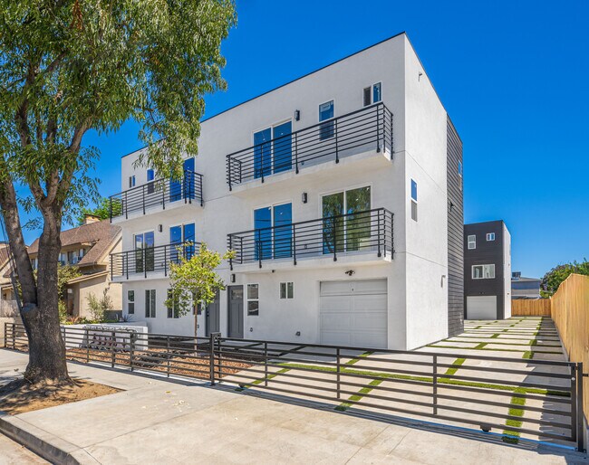 Building Photo - 6832 Hazeltine Ave