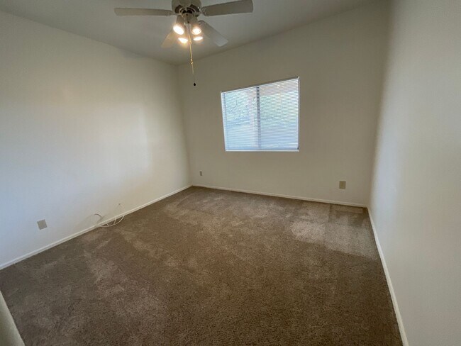 Building Photo - Great eastside location on cul-de-sac lock...