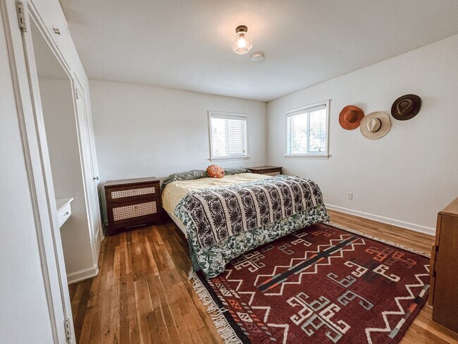 Building Photo - Stylish home ready for comfortable living
