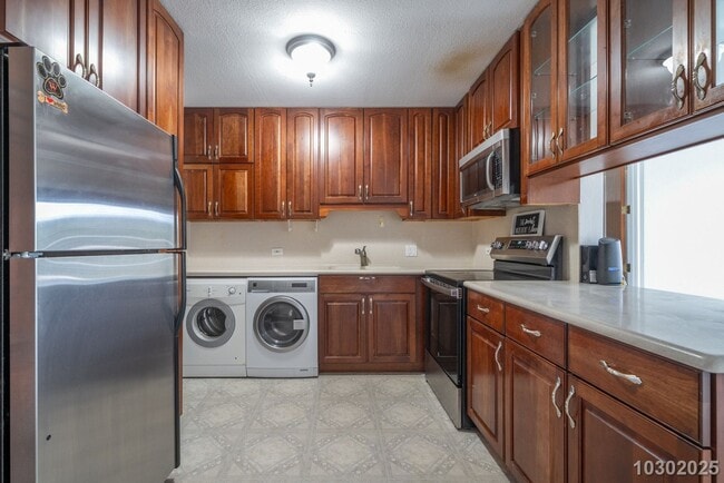 Building Photo - Move-In Ready 1-Bedroom 1 Bath Condo in Ce...