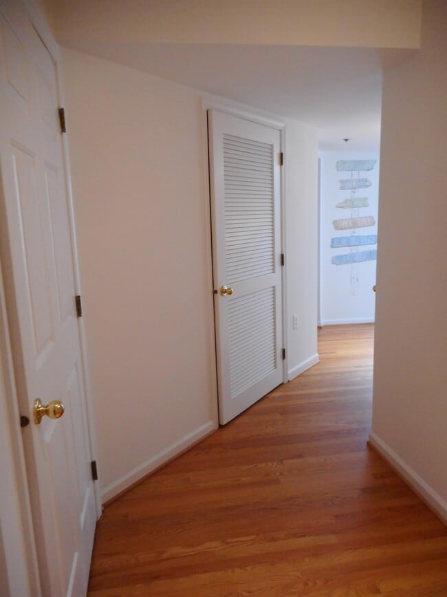 Building Photo - 207B Seneca Way
