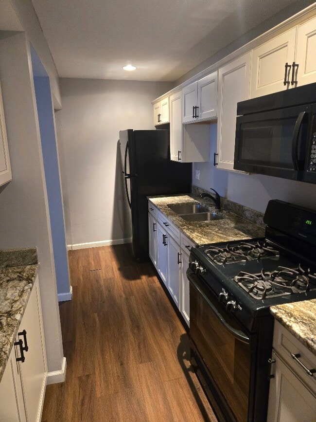 Building Photo - 4V S Fernwood Dr