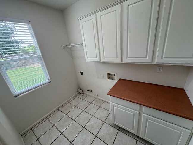 Building Photo - Spacious NW Visalia home Near Shopping Center Available Now!