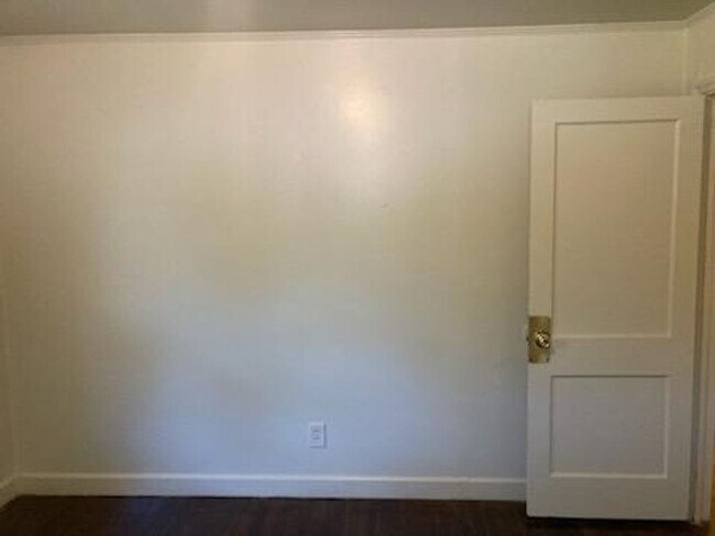 Building Photo - 2 Bedroom House