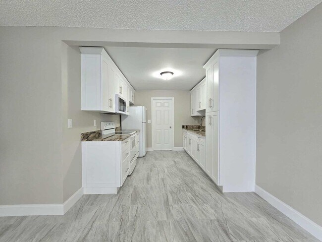 Building Photo - NEWLY RENOVATED 3 Bedroom 1.5 Bath now for...