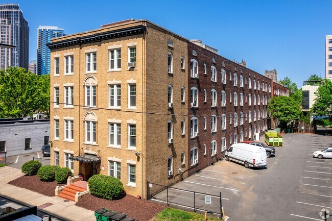 Building Photo - Studio Apartment in Uptown Charlotte!