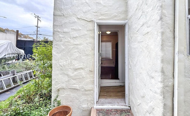 Building Photo - 605 E Santa Inez Ave