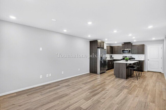 Building Photo - Recently Built Woodburn Townhome Featuring A/C