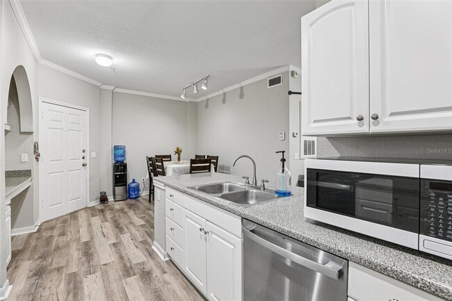 Building Photo - 860 N Orange Ave