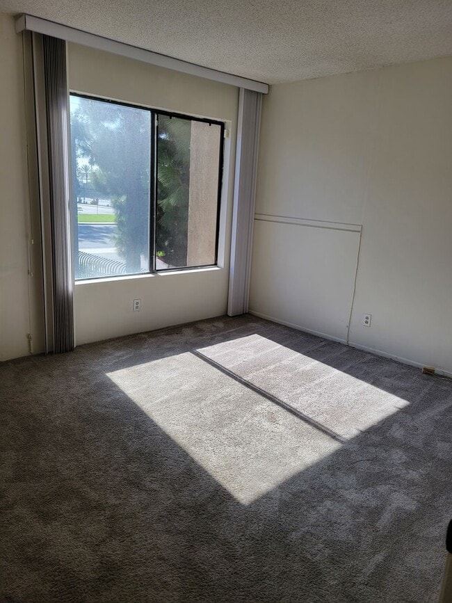 Building Photo - Plenty of Natural Light! Spacious Townhous...