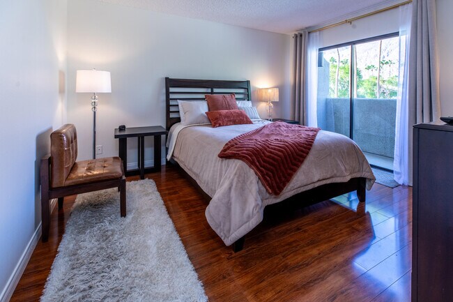 Building Photo - 351 N Hermosa Dr