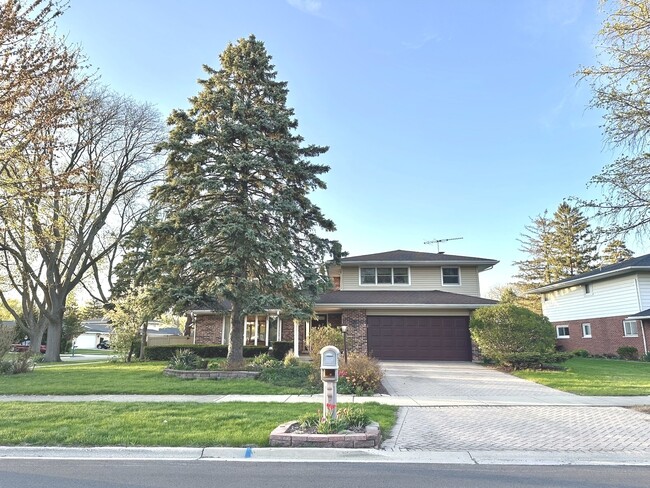 Primary Photo - 1712 E Maya Ln