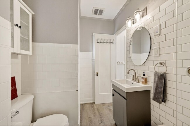 Building Photo - 514 W Lakeside St