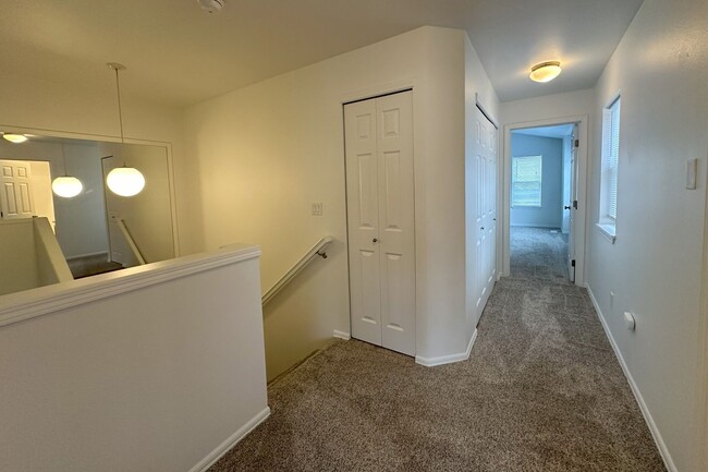 Building Photo - Spacious 3bd townhouse with all new paint ...