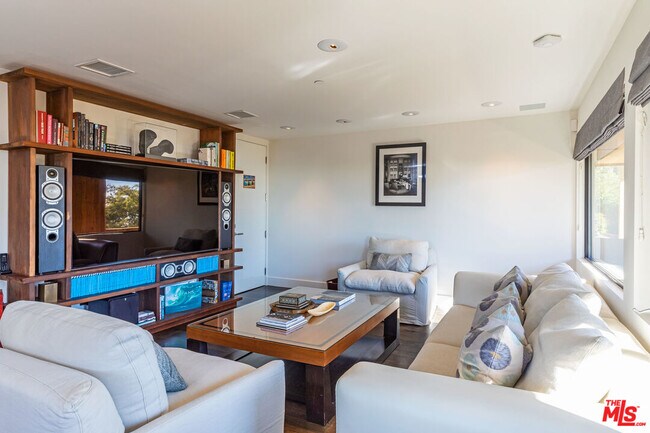 Building Photo - 3900 Villa Costera