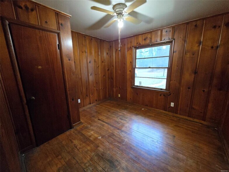 Building Photo - 2205 E 5th St