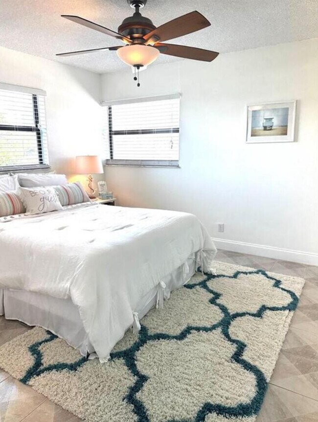 Building Photo - 1975 SE 3rd St