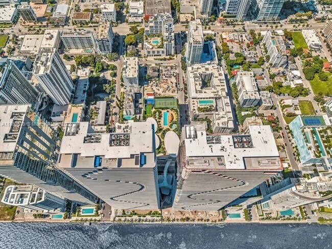 Building Photo - 700 NE 24th St