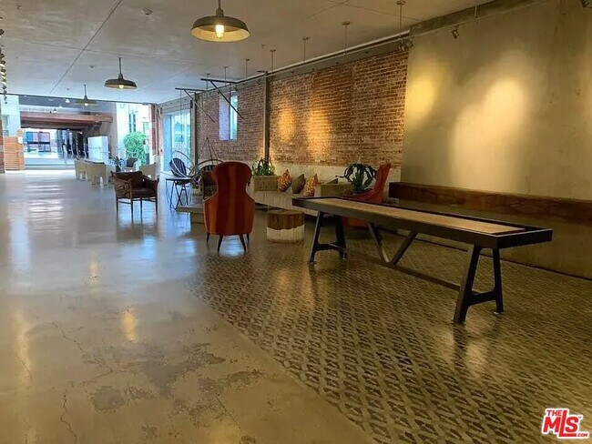 Building Photo - 530 S Hewitt St