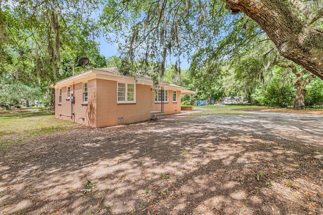 Building Photo - Quiet Coastal Home