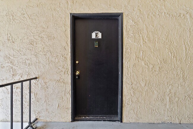 Building Photo - Charming 3-Bedroom, 2-Bathroom Condo in De...