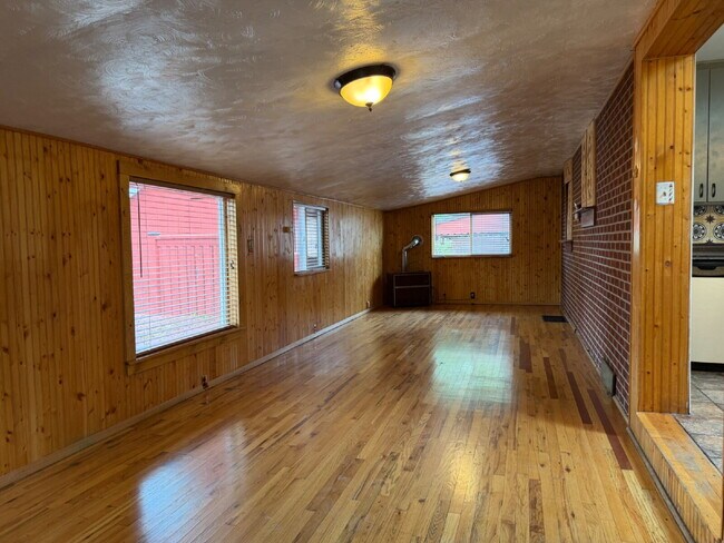 Building Photo - ~Availalbe Now~ Beautiful Four Bedroom House in Denver!