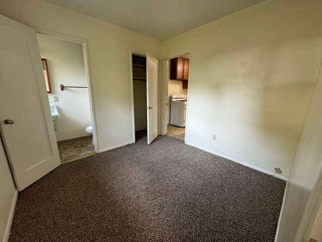 Building Photo - 4 bed/1.5 bath House with large backyard