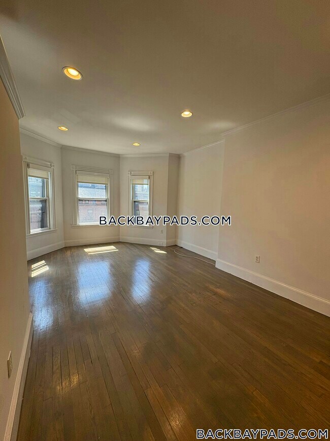 Building Photo - 225 Newbury St
