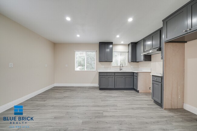 Building Photo - 2724-2724 Lanfranco St