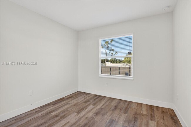 Building Photo - 710 Bedford Point Ave