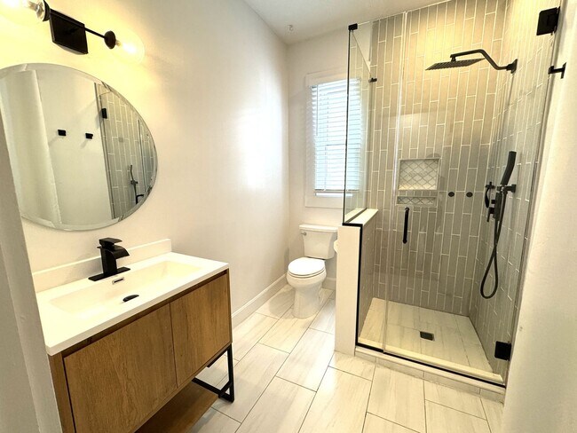 Building Photo - 1618ELL