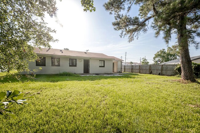 Building Photo - Cute 3 Bedroom Rental