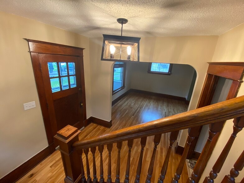 Open entryway with original woodwork - 783 Edmund Ave W